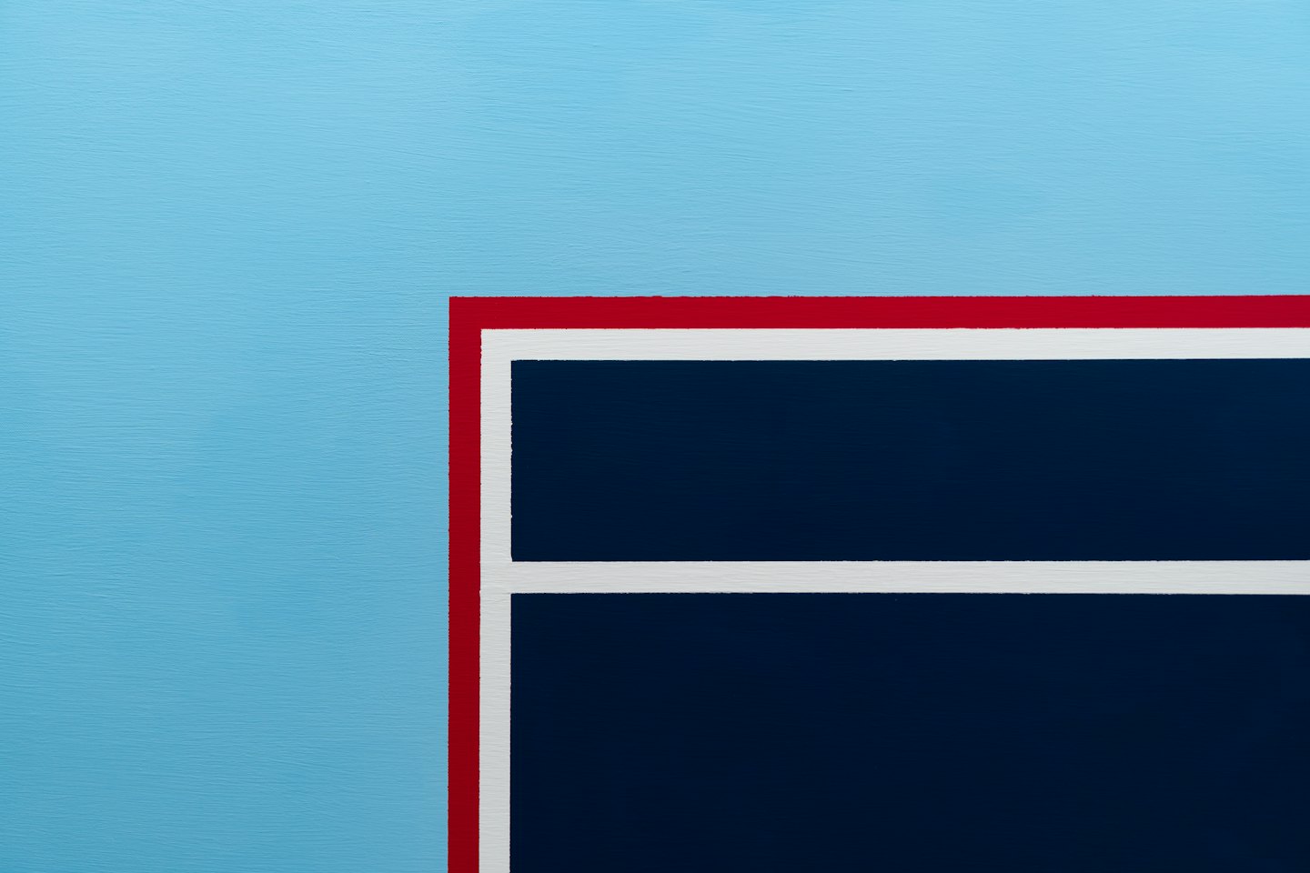 Forme geometriche astratte dipinte di blu, rosso e bianco.